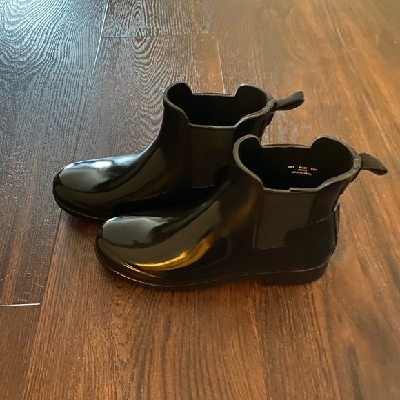 NWOT Hunter Chelsea Glossy Boots - Picture 7 of 11